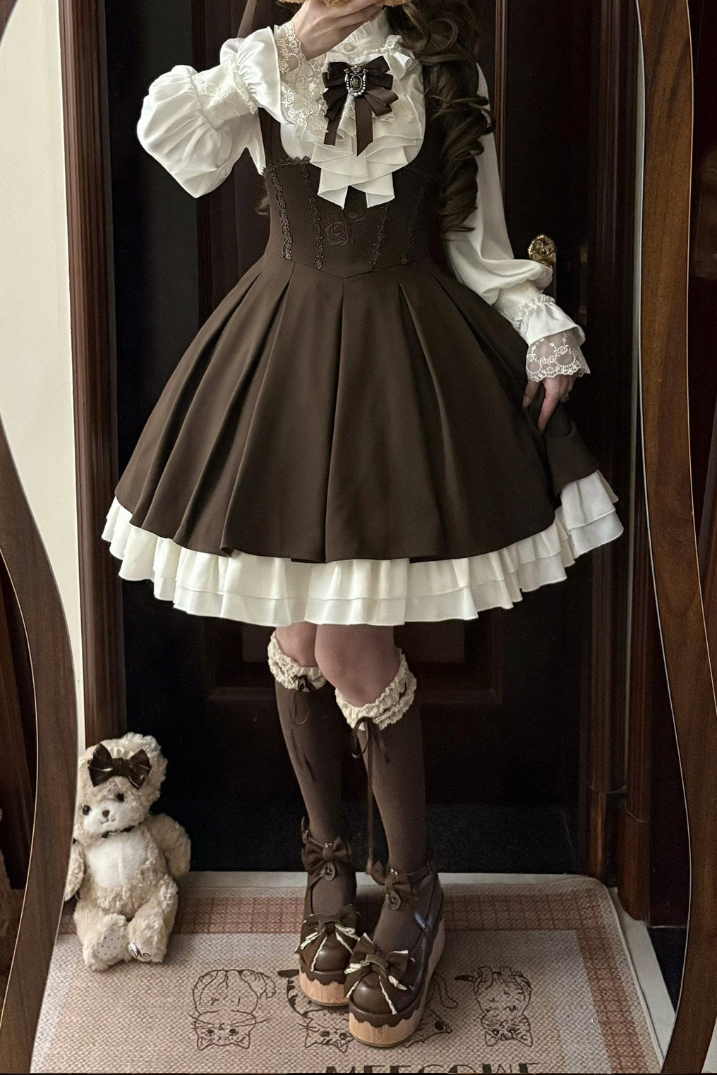 [Date limite de précommande : 9/19] Robe plissée bustier corset marron classique à broderie de roses [courte/longue]
