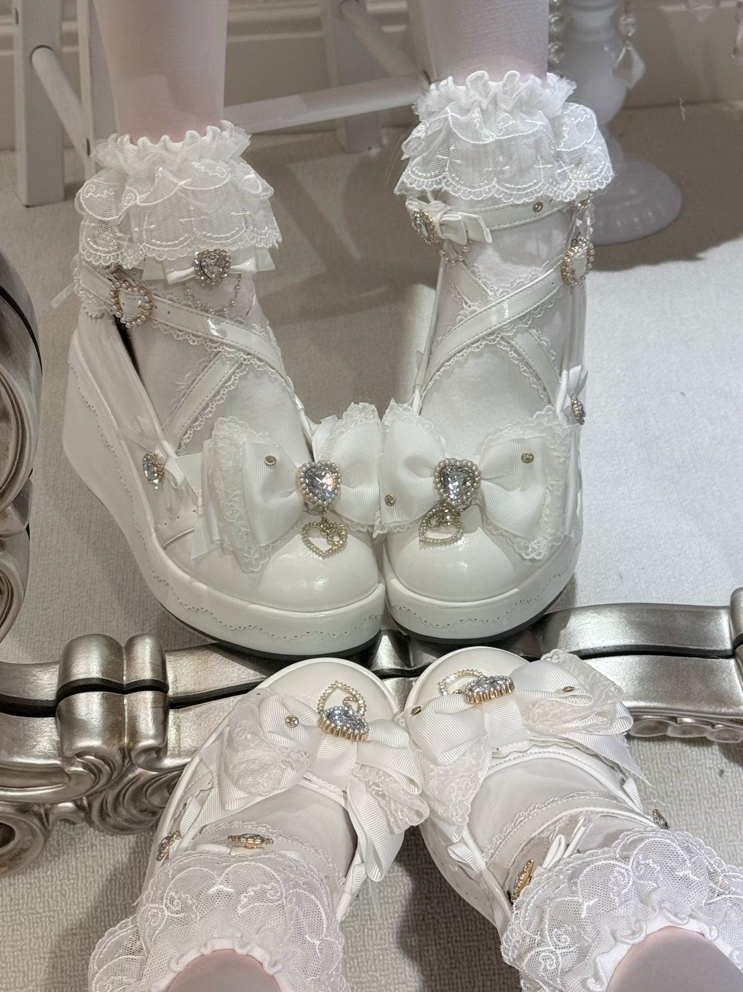 【3월 23일 예약마감】 화이트 앤 블랙 라인스톤 레이스 리본 슈즈