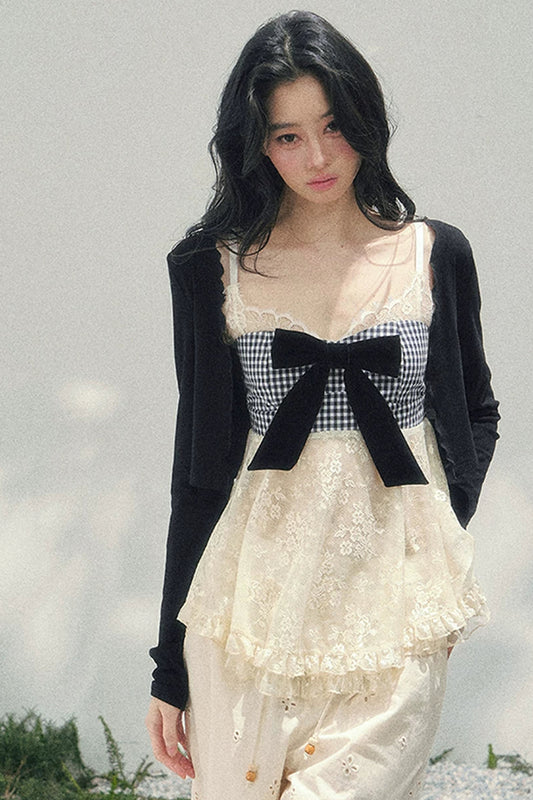 Schleifen-Trägertop + Figurbetonende Strickjacke