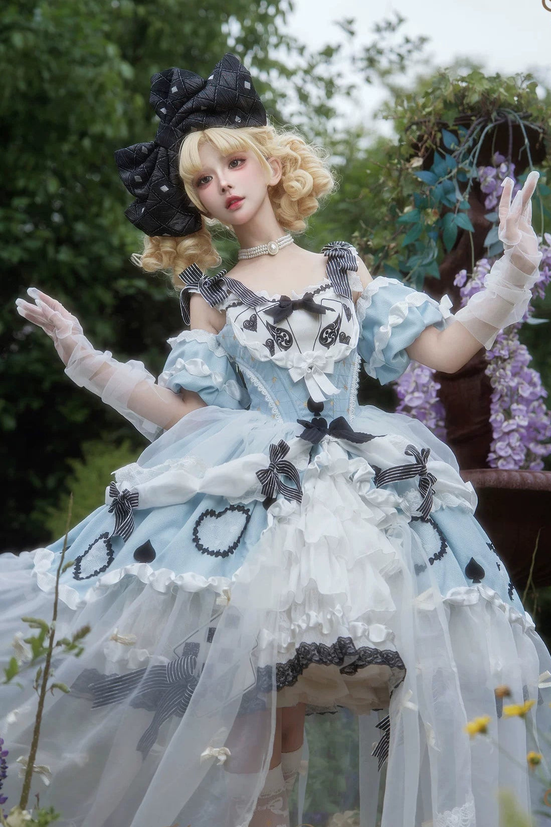 [Cierre de reservas: 24 de julio] Vestido lolita azul de Alicia en el País de las Maravillas con hombros descubiertos, lazo de cartas y superposición de tul (largo/corto)