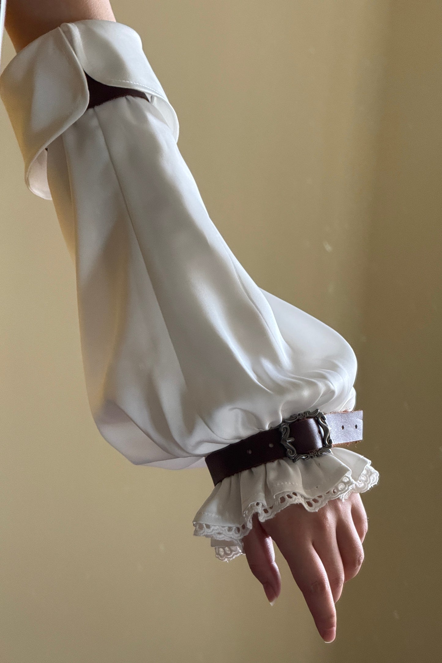 【12月28日予約締切】クラシカルファンタジーレースレザーバックルアームスリーブ