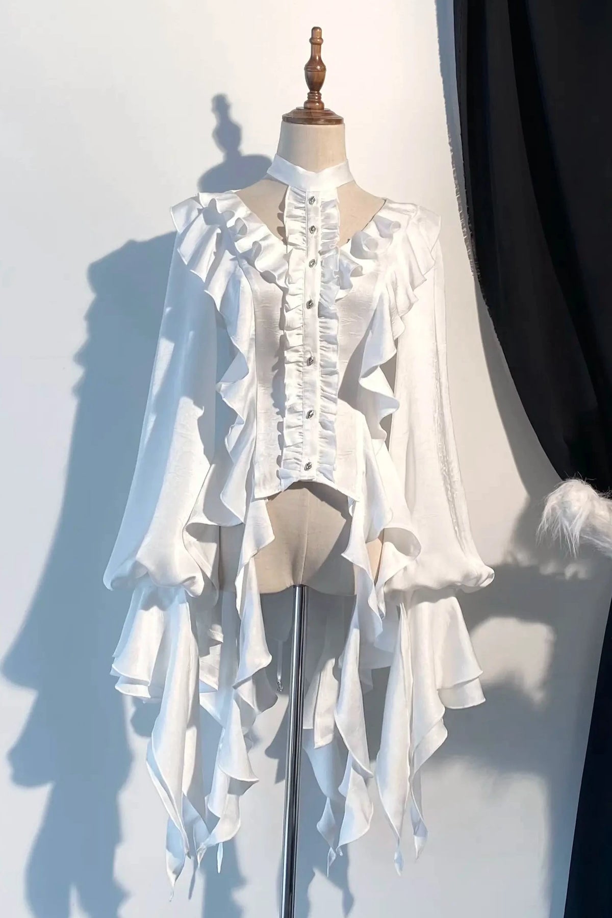 [November 9 Preorder Deadline] Victorian Gothic Lolita Halter-Neck Blouse with Flared Sleeves, an Asymmetrical Frill, and a Train