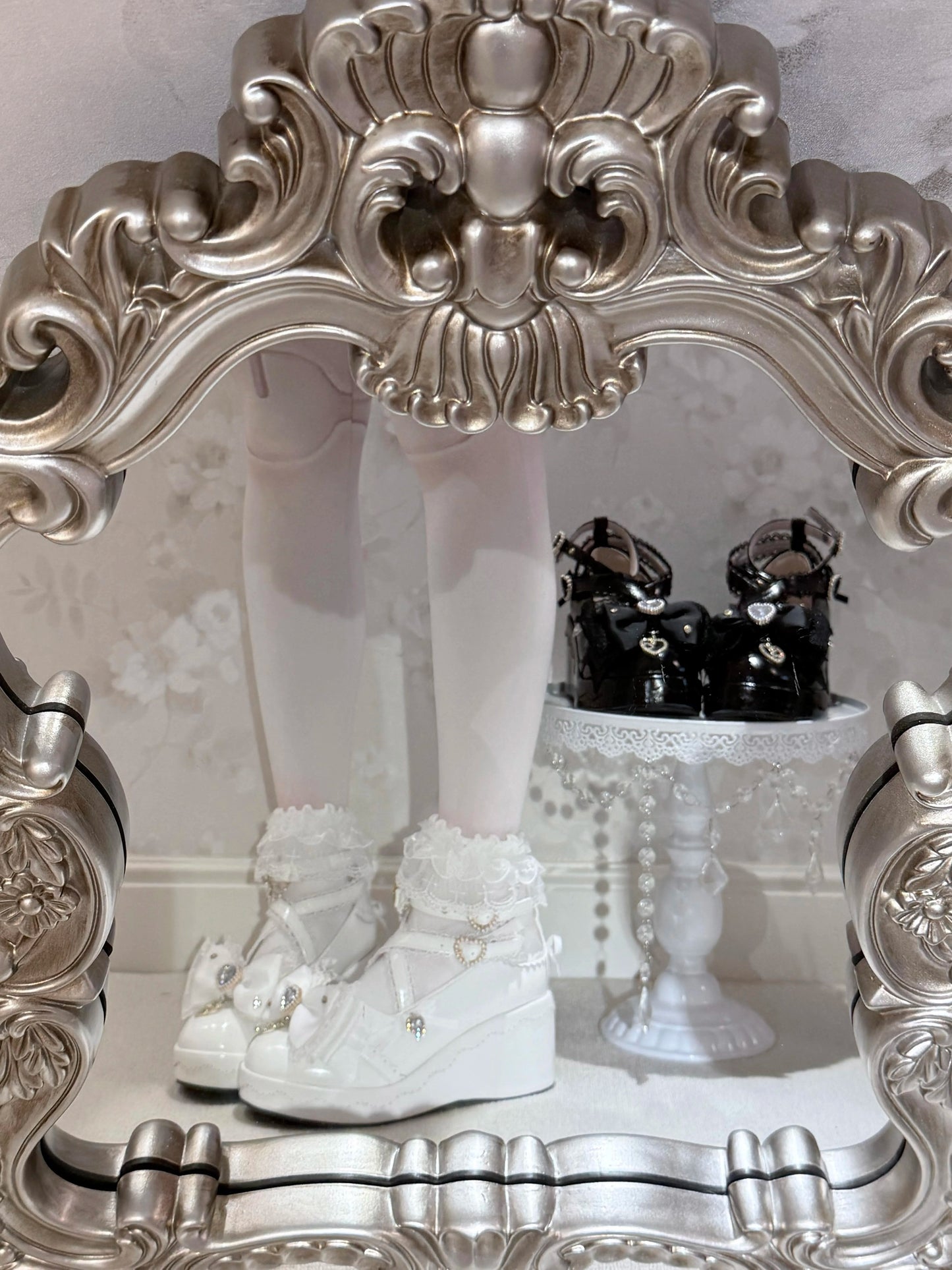 【3월 23일 예약마감】 화이트 앤 블랙 라인스톤 레이스 리본 슈즈