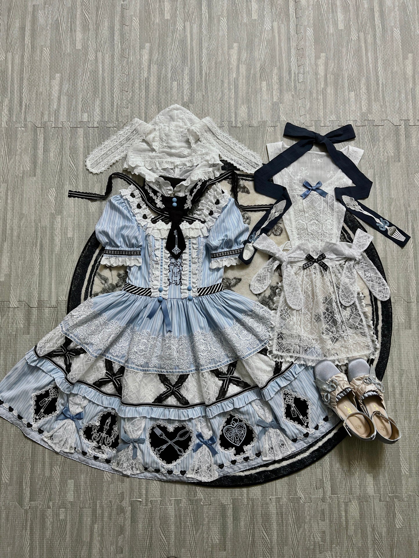 【8月13日予約締切】アリスブルーストライプレースゴシックロリータドレス＋うさ耳フーディータイカラー＋エプロン＋フルセット