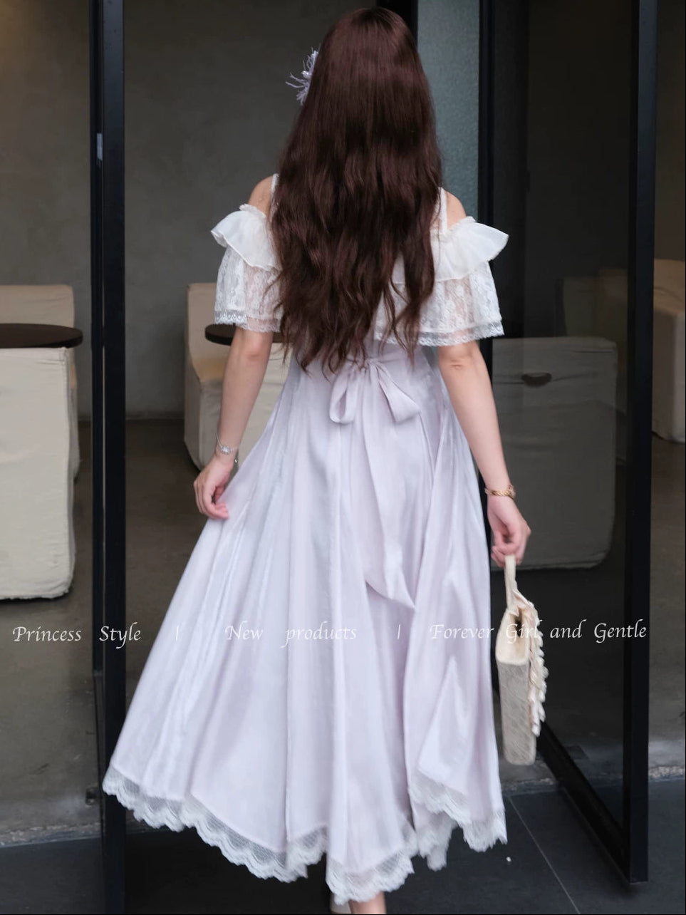 Langes schulterfreies Spitzenkleid