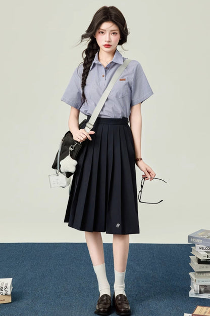 カレッジポロカラーシャツ＋ストライプシャツ＋プリーツショートスカート＋ベーシックロングスカート
