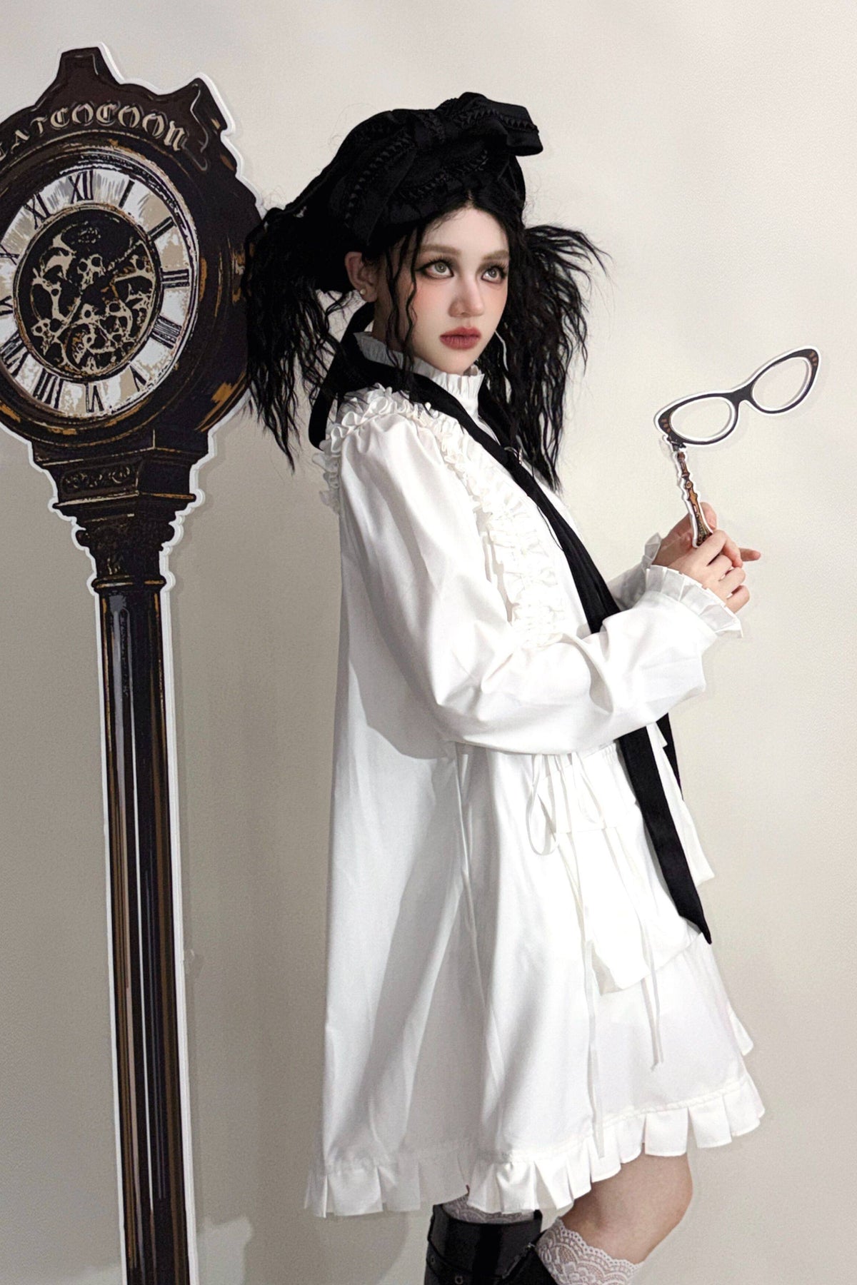 【11月6日予約締切】White/Black Gothic Lolita Drawstring Frill Strap Doll Dress