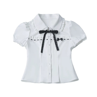 haut à ruban monochrome + mini-jupe à pois en dentelle
