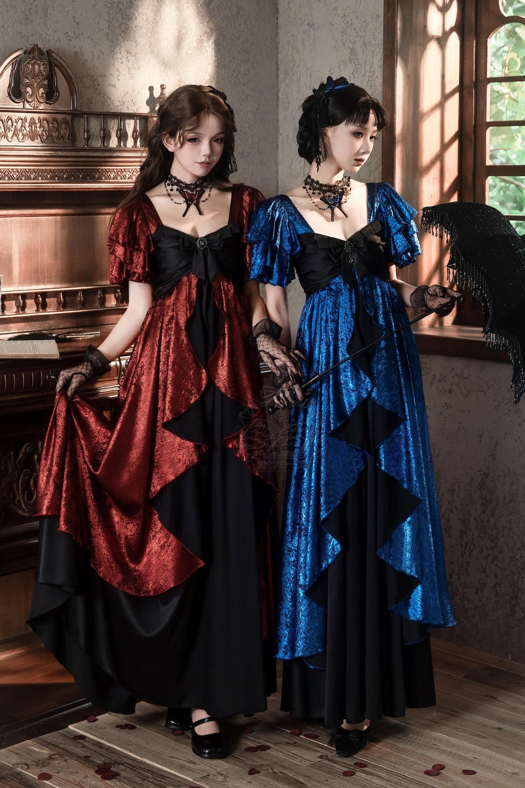 [Date limite de précommande: 105] Robe empire gothique élégante à volants cascade rouge/bleu [courte/longue] + ensemble robe complet (châle, broche papillon, chaîne de taille, traîne à nœud au dos)