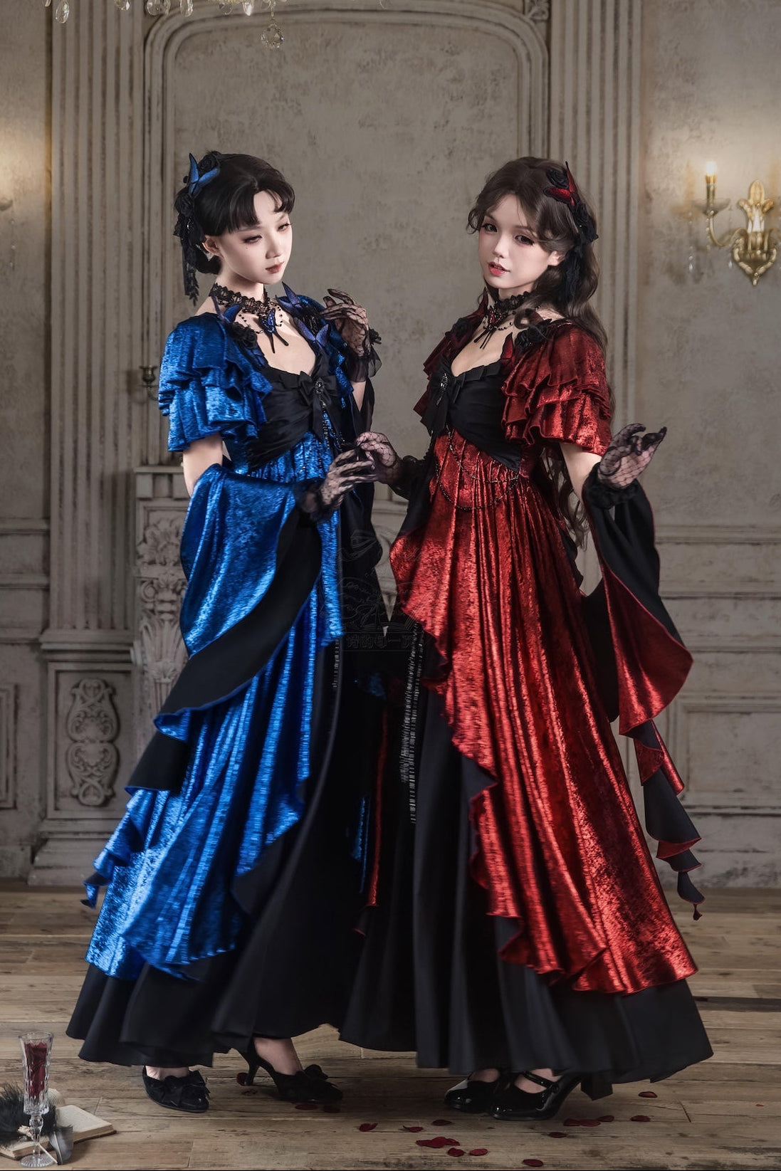 [Date limite de précommande: 105] Robe empire gothique élégante à volants cascade rouge/bleu [courte/longue] + ensemble robe complet (châle, broche papillon, chaîne de taille, traîne à nœud au dos)