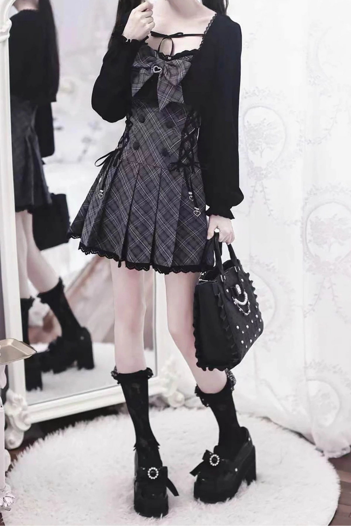 [Termine prenotazione 9/29] Set con abito plissettato a quadri nero e grigio con nastro e charm a cuore + cardigan bolero nero + papillon