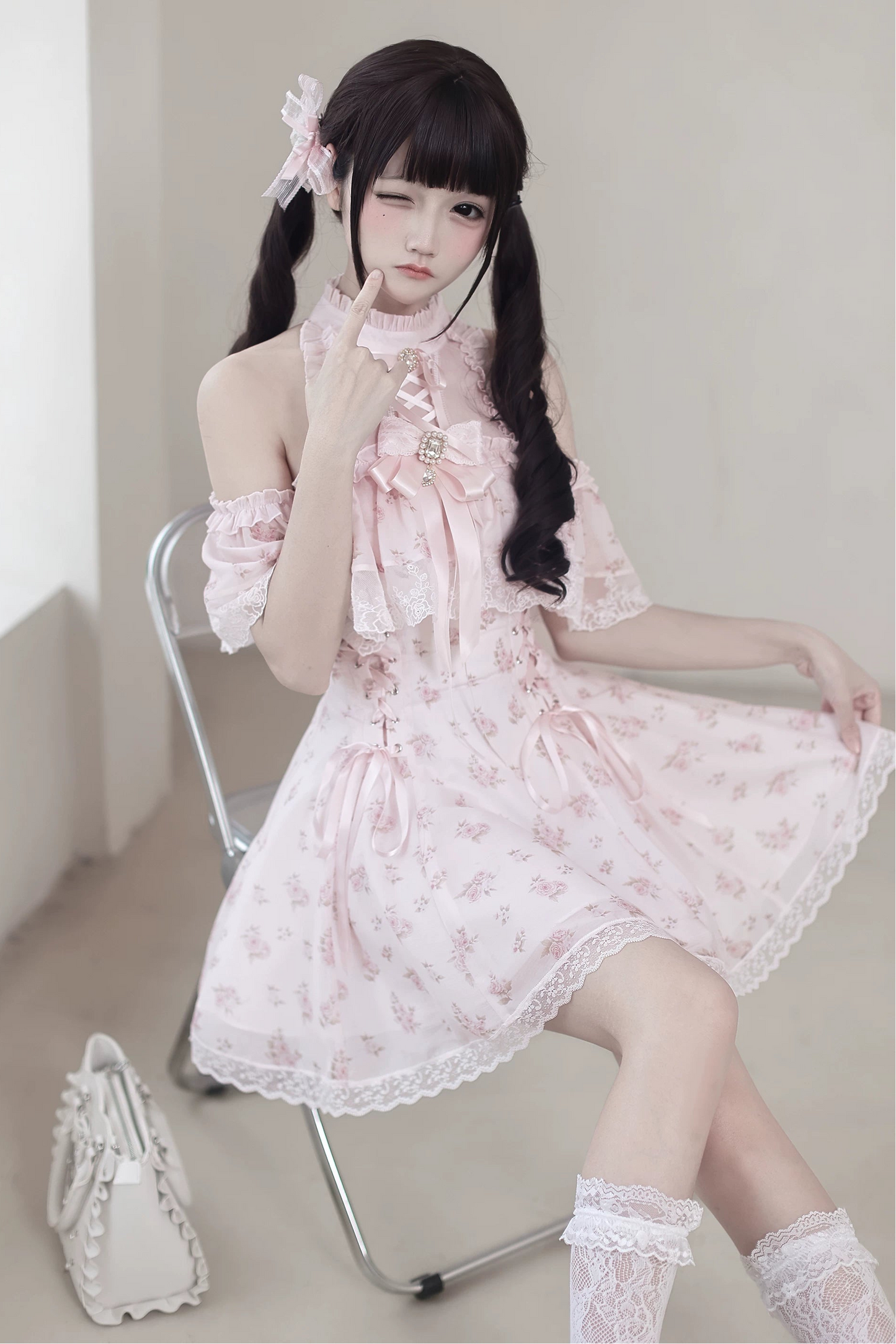 【Date limite de précommande : 30 mai】Robe épaules dénudées rose à motif floral en mousseline et dentelle avec nœud bijou
