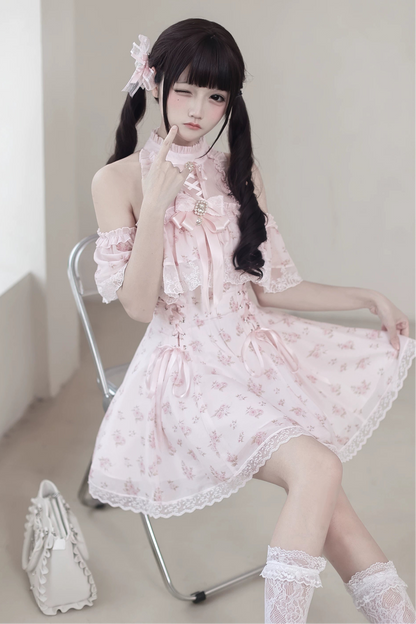 【Date limite de précommande : 30 mai】Robe épaules dénudées rose à motif floral en mousseline et dentelle avec nœud bijou