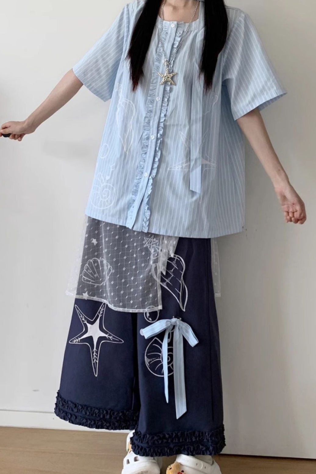 Gestreiftes Strandhemd + ärmelloses Hemd + Overshirt + Rock + weite Hose + Jeansrock