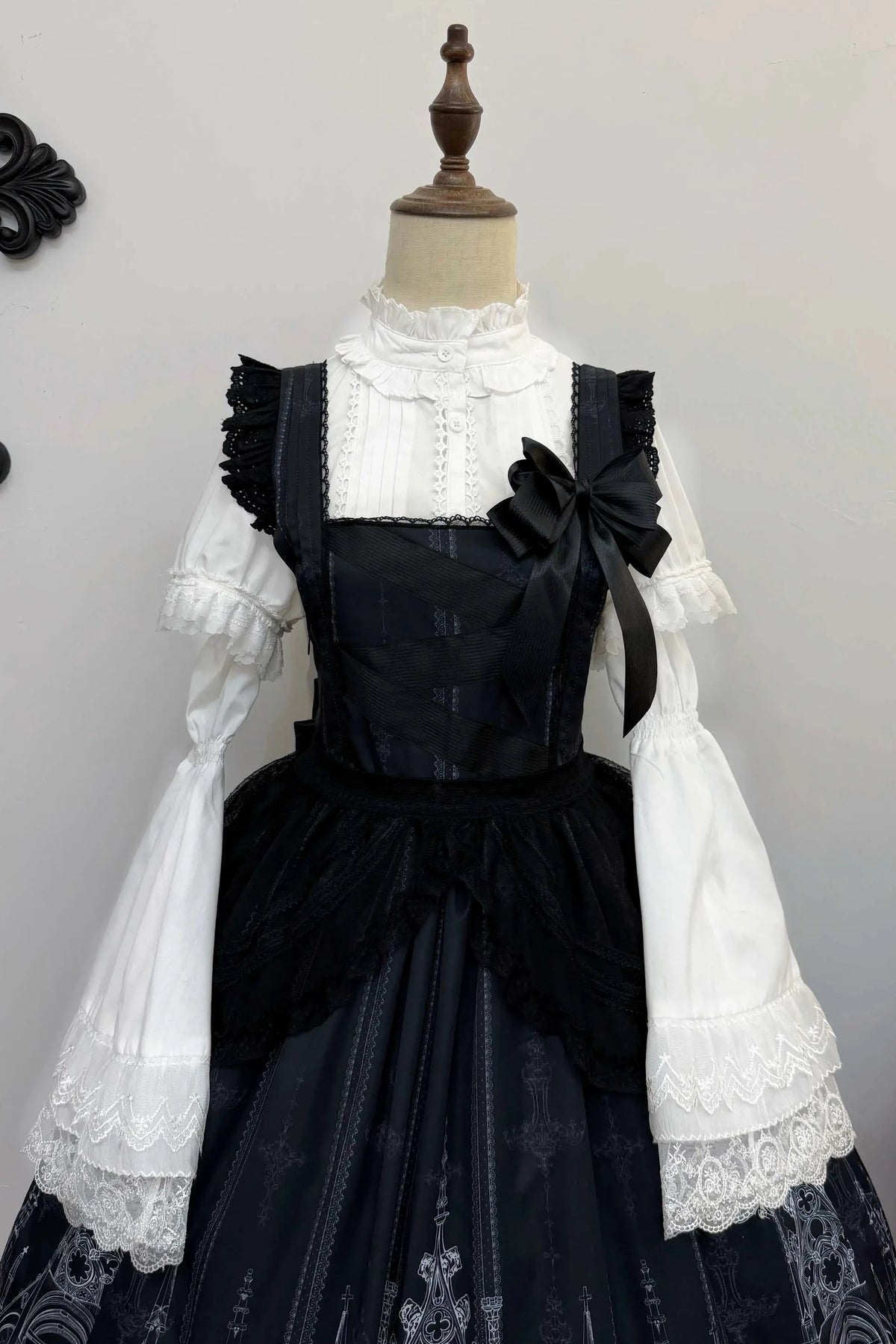 【10月13日予約締切】White Lolita High-Neck Shirt With Detachable Bell Sleeves And Lace Ruffles