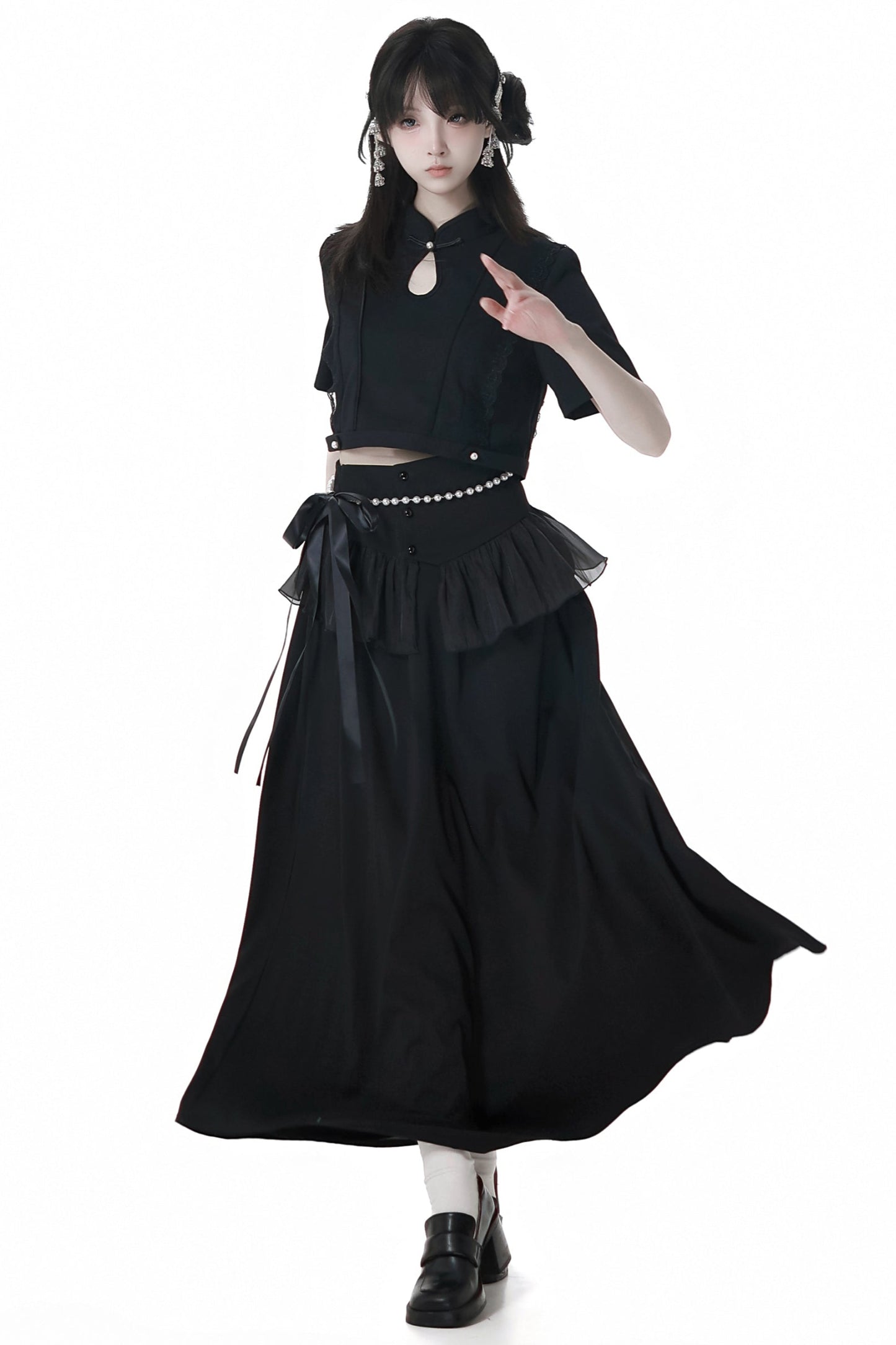 暗黑系无袖连衣裙+短款衬衫+喇叭裙