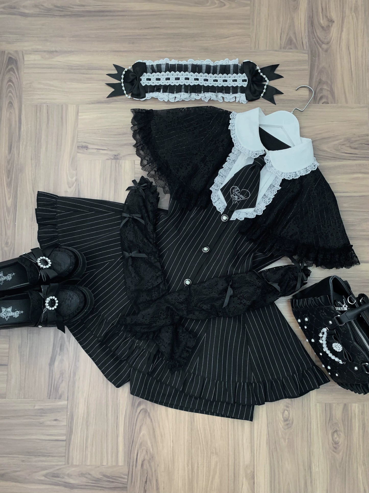[Bestellfrist 15. Mai] Schwarzer Nadelstreifen-Spitzen-Umhang-Design-Stehkragen-Kleid-Anzug-Komplett-Ensemble + Accessoires