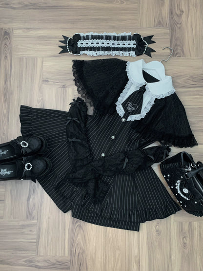 [Bestellfrist 15. Mai] Schwarzer Nadelstreifen-Spitzen-Umhang-Design-Stehkragen-Kleid-Anzug-Komplett-Ensemble + Accessoires
