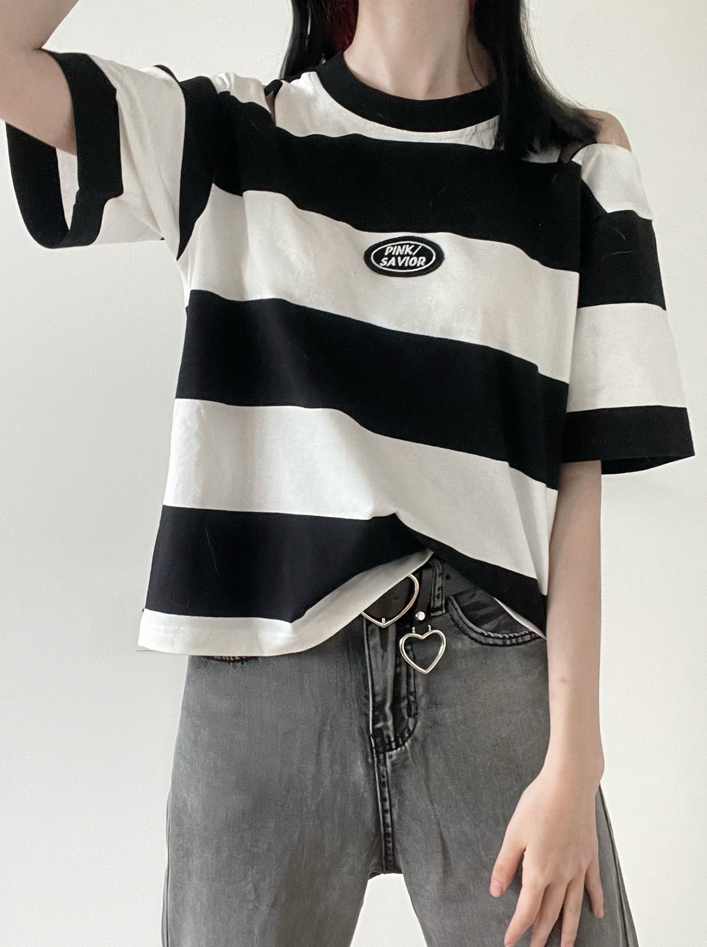 Black and white border design T-shirt [Open shoulder/French sleeve]