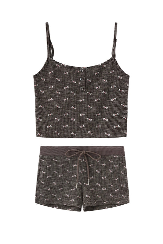 オフショルダートップス＋キャミソール＋フレアパンツ＋ショートパンツ