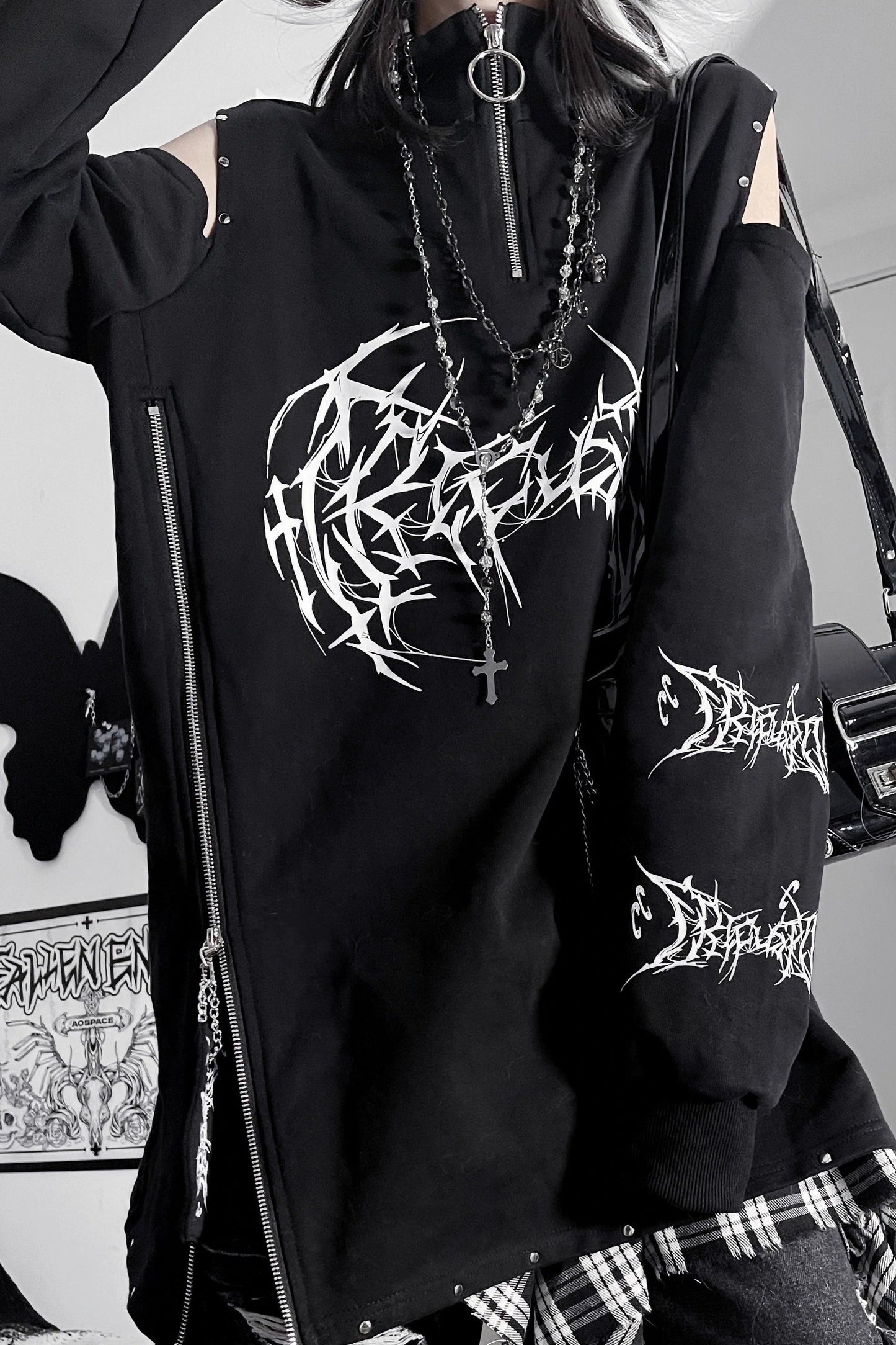 Top de sudadera subcultural Dark Cruise largo de algodón con hombros descubiertos