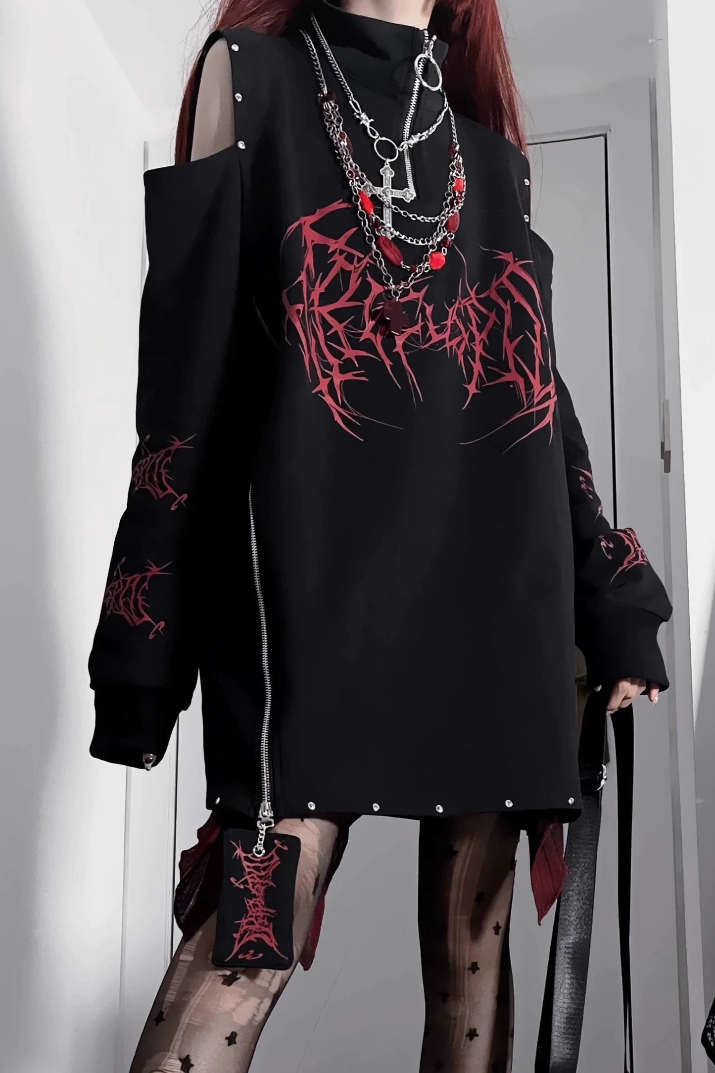 Top de sudadera subcultural Dark Cruise largo de algodón con hombros descubiertos