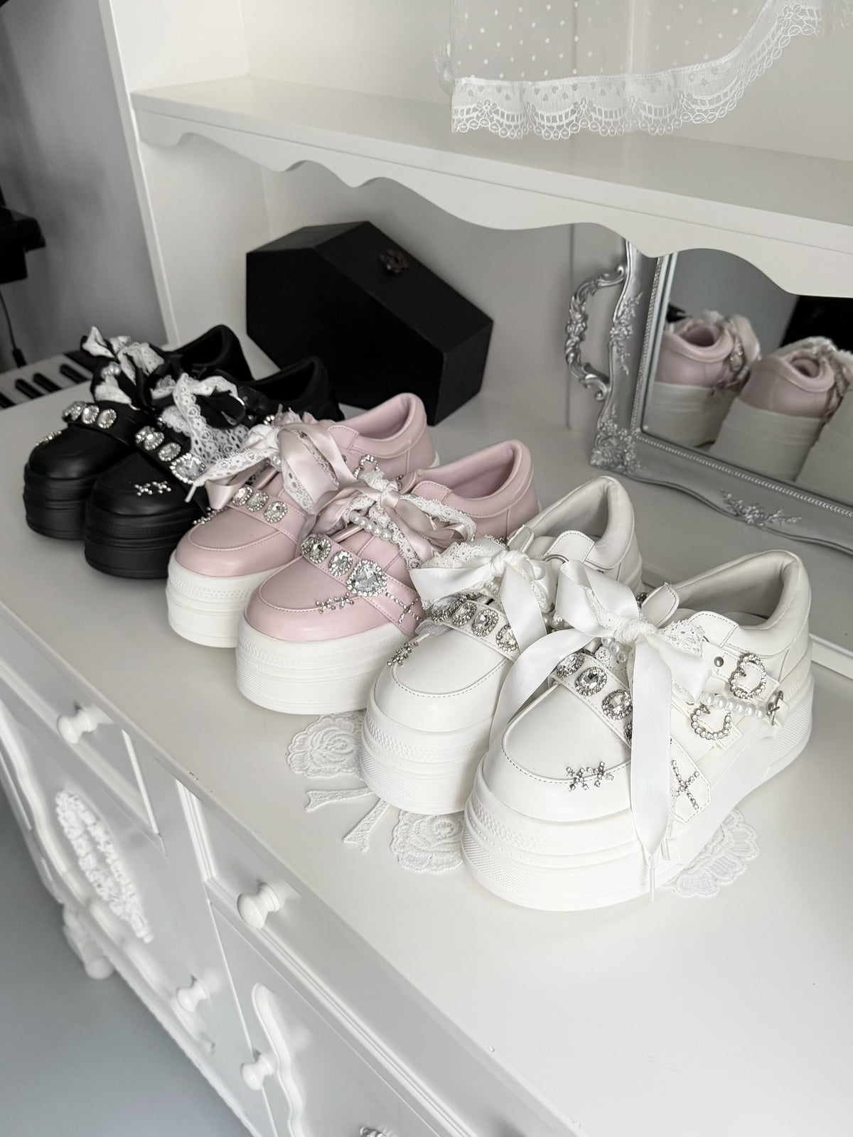 【10月6日予約締切】White/Pink/Black Rhinestone Buckle Lace Cross Charm Ribbon Chunky Sneakers