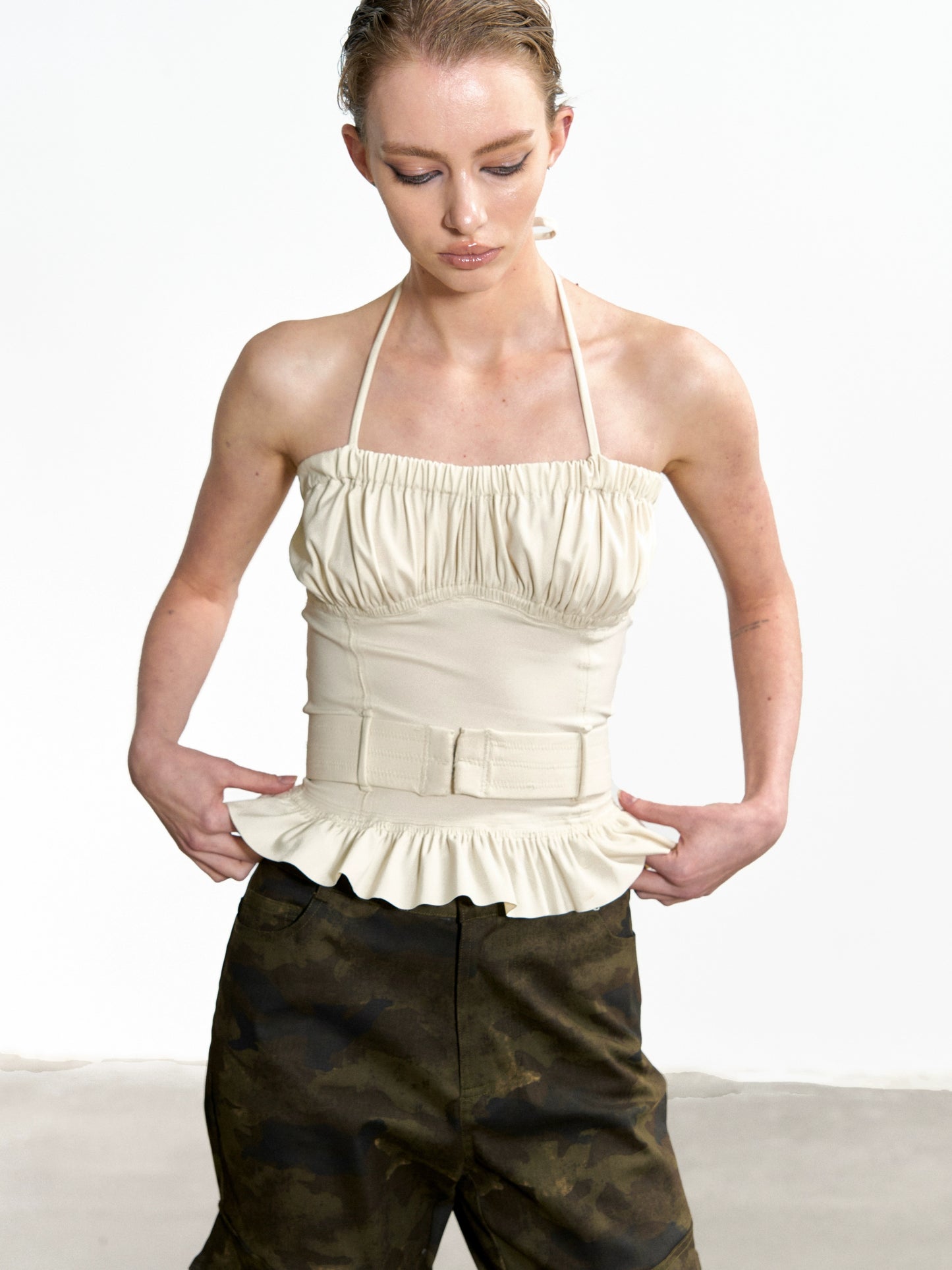Tank top elástico original Razor beige con volantes, plisado y cinturón