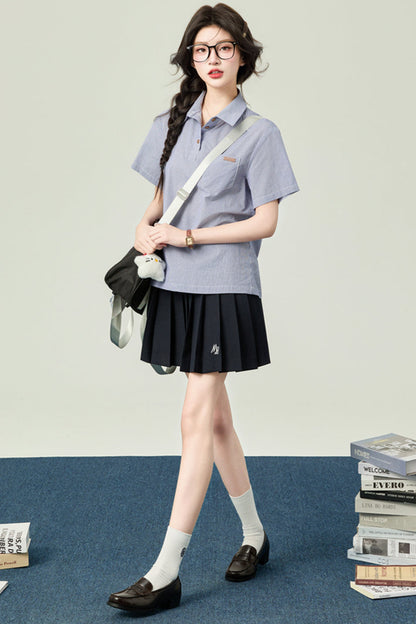 カレッジポロカラーシャツ＋ストライプシャツ＋プリーツショートスカート＋ベーシックロングスカート