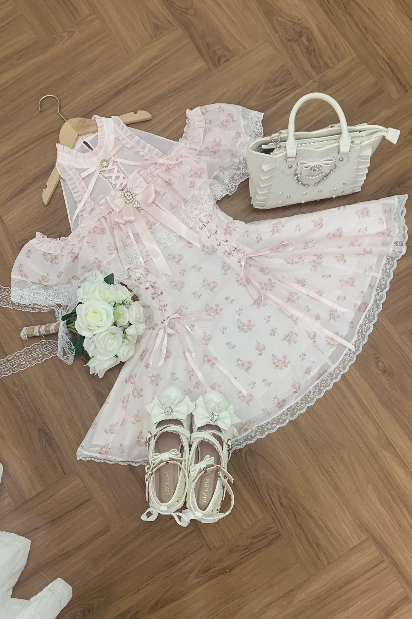 【Date limite de précommande : 30 mai】Robe épaules dénudées rose à motif floral en mousseline et dentelle avec nœud bijou