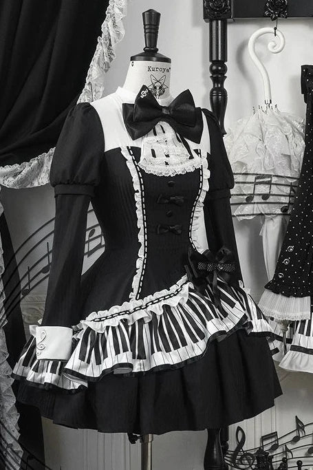 [Reservierungsschluss 22. Oktober] Schwarz gepunktetes Gothic-Lolita-Rüschenkleid mit asymmetrischem Design, Klaviertasten- und Musiknotenmotiv sowie Klaviertasten-Spitzenfliege