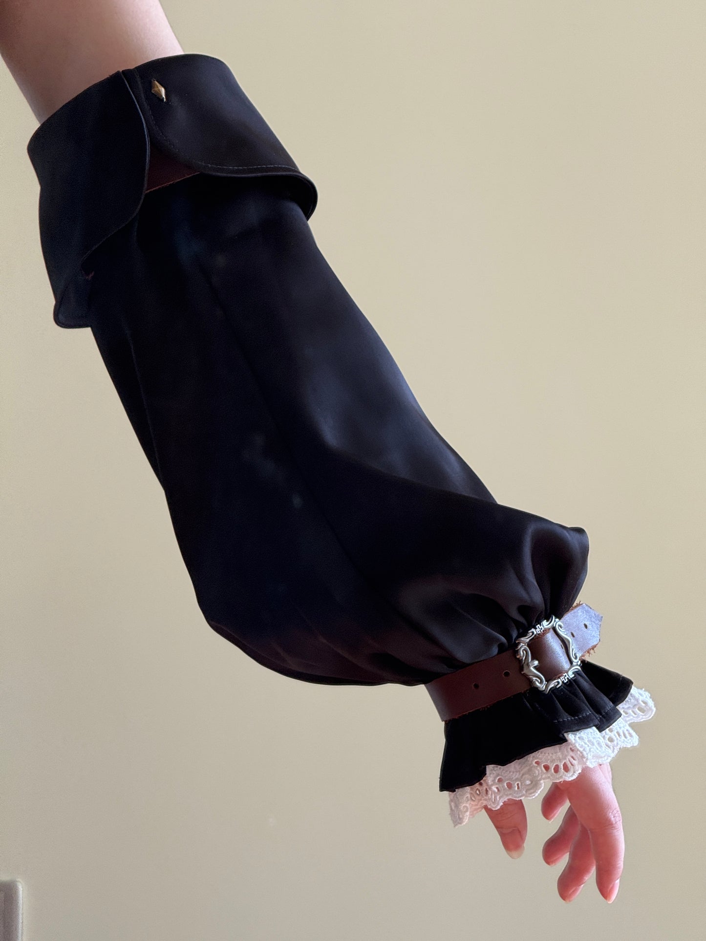 【12月28日予約締切】クラシカルファンタジーレースレザーバックルアームスリーブ