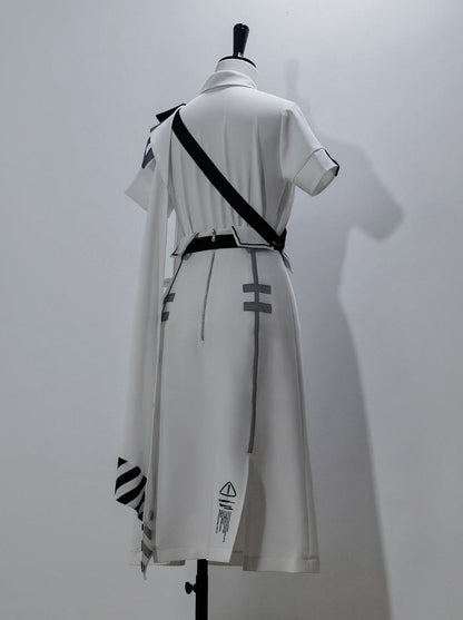 帅气的线条裙设计斗篷套装 [连帽斗篷 + 衬衫 + 裙子 + 单肩斗篷]。