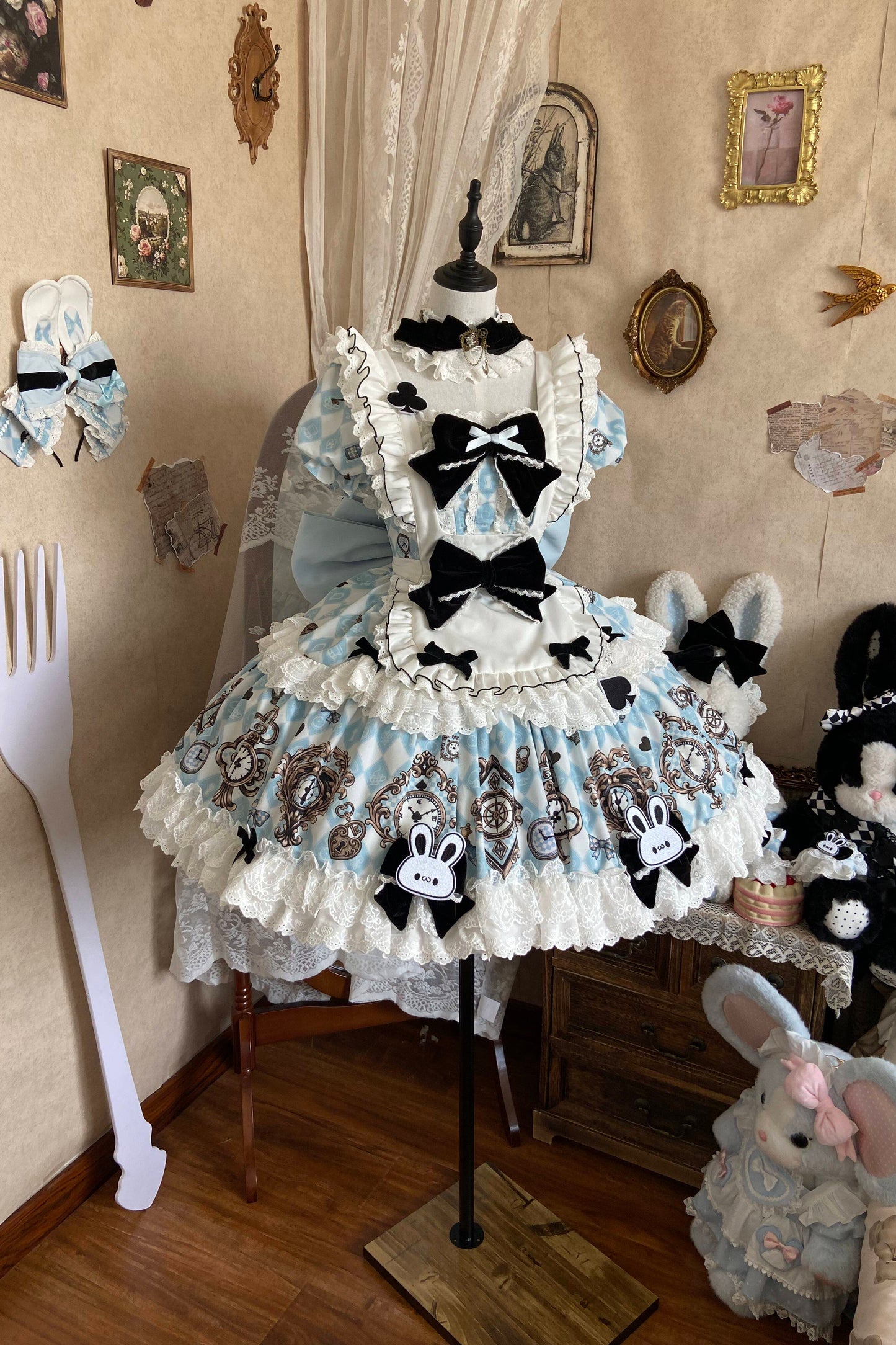 [Reservierungsschluss 30. Juni] Blaue x weiße Alice-im-Wunderland Sweet-Lolita-Accessoires-Serie (Hasenohren-Hut, Hasenohren-Haarreif, Halsband, Taschenuhr-Brosche, rückseitige Schleppen-Schleife, Handgelenkstulpen)