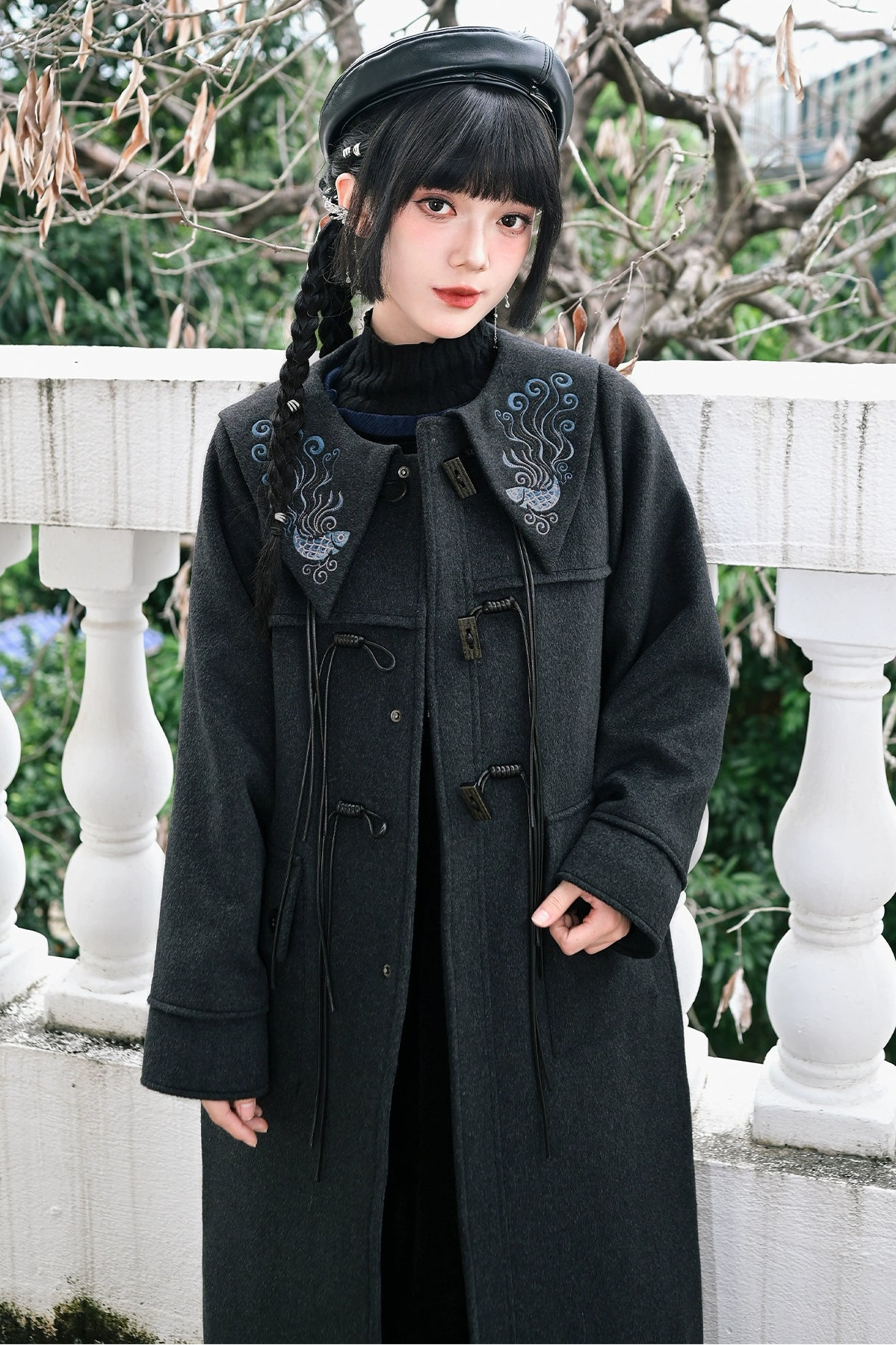 ダークフィンエンブロイダードウールコート