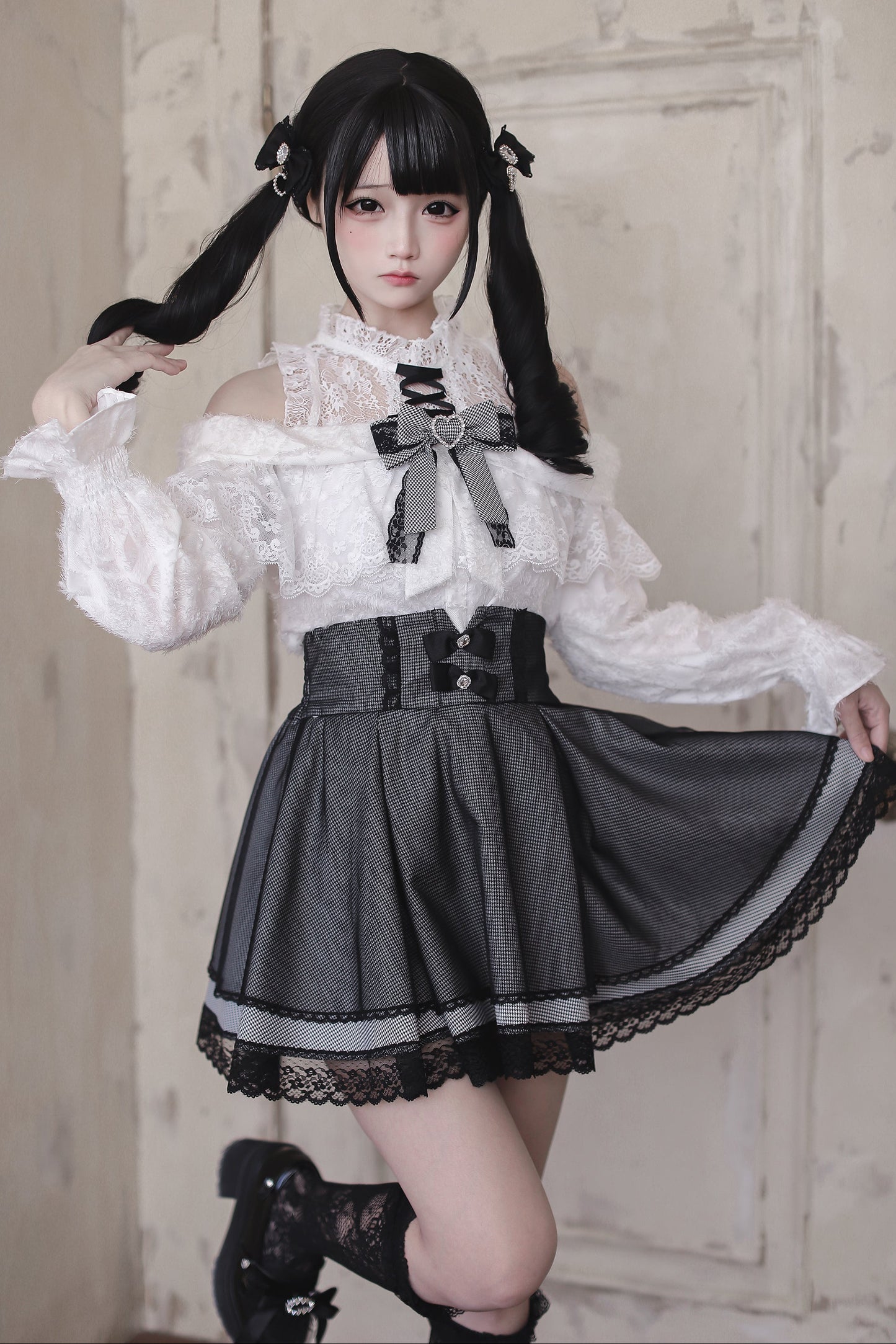 【1月6日予約締切】ホワイトレースオフショルダーリボンニットトップス＋千鳥格子スカート