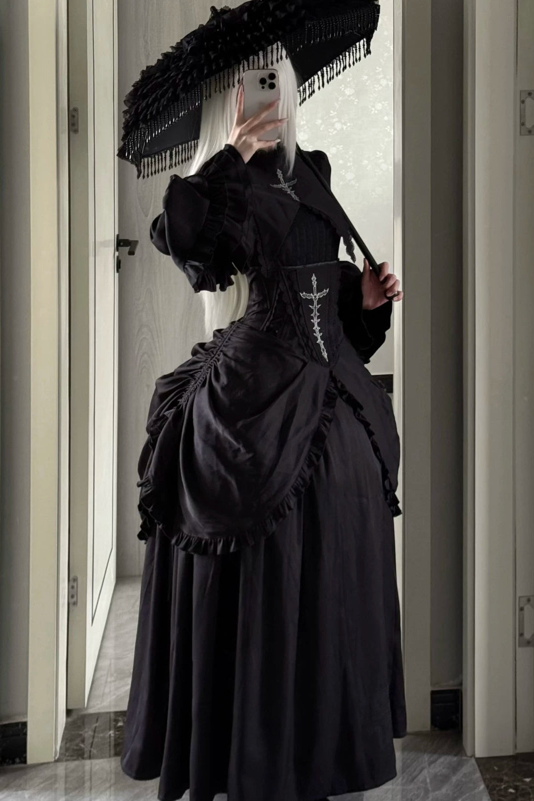 [Termine prenotazione 30 maggio] Abito gothic lolita bianco e nero con maniche svasate + sopragonna a corsetto rialzabile con croci + set completo