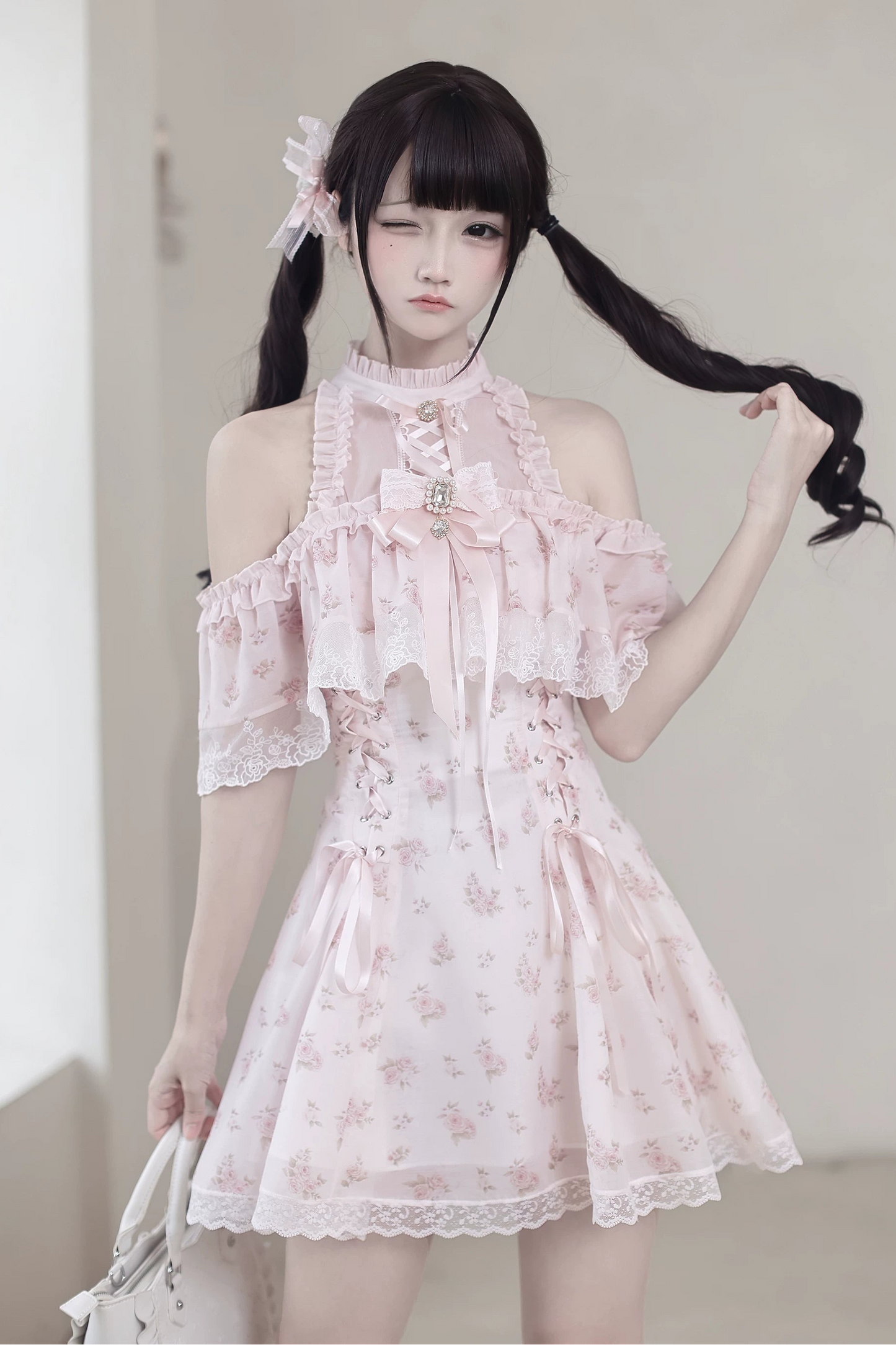 【Date limite de précommande : 30 mai】Robe épaules dénudées rose à motif floral en mousseline et dentelle avec nœud bijou