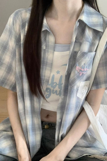 チェックシャツ＋キャミソール＋デニムパンツ