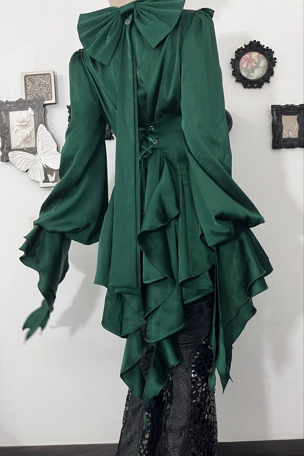 [November 9 Preorder Deadline] Victorian Gothic Lolita Halter-Neck Blouse with Flared Sleeves, an Asymmetrical Frill, and a Train
