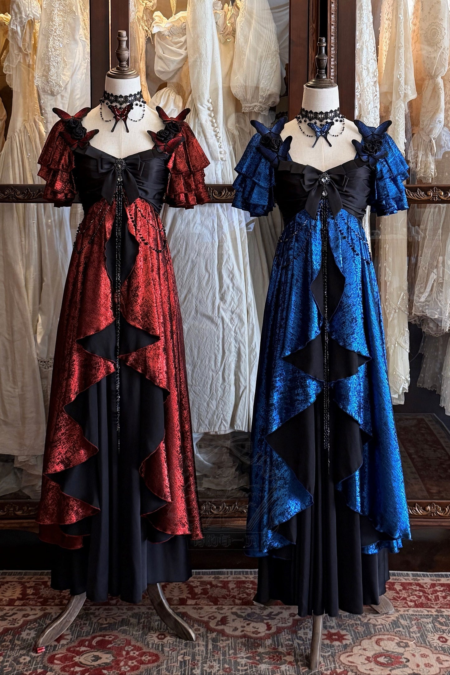 [Date limite de précommande: 105] Robe empire gothique élégante à volants cascade rouge/bleu [courte/longue] + ensemble robe complet (châle, broche papillon, chaîne de taille, traîne à nœud au dos)