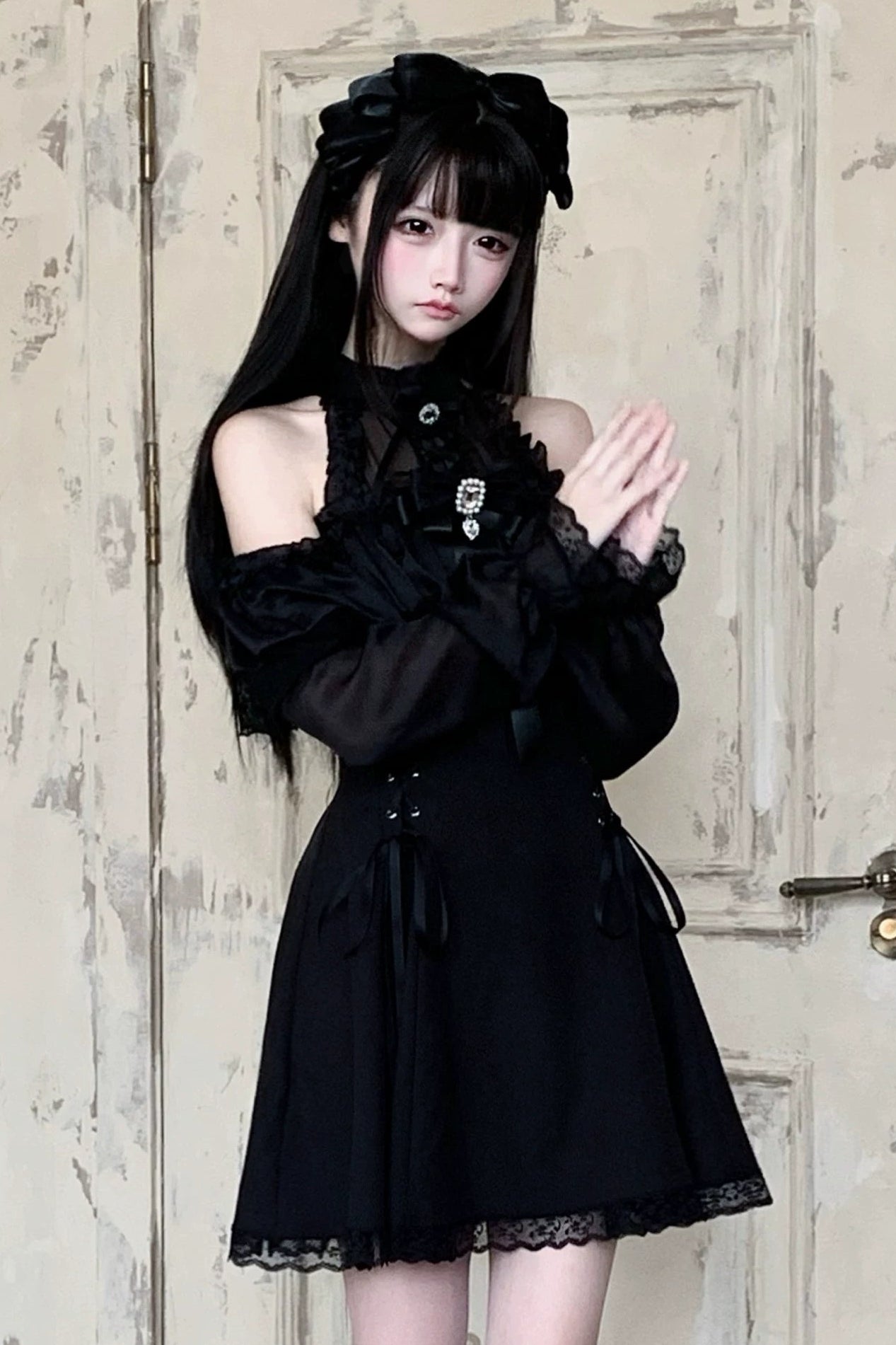【8月30日予約締切】Black Gothic Off-Shoulder Frill Long Sleeve Dress with Bow Tie