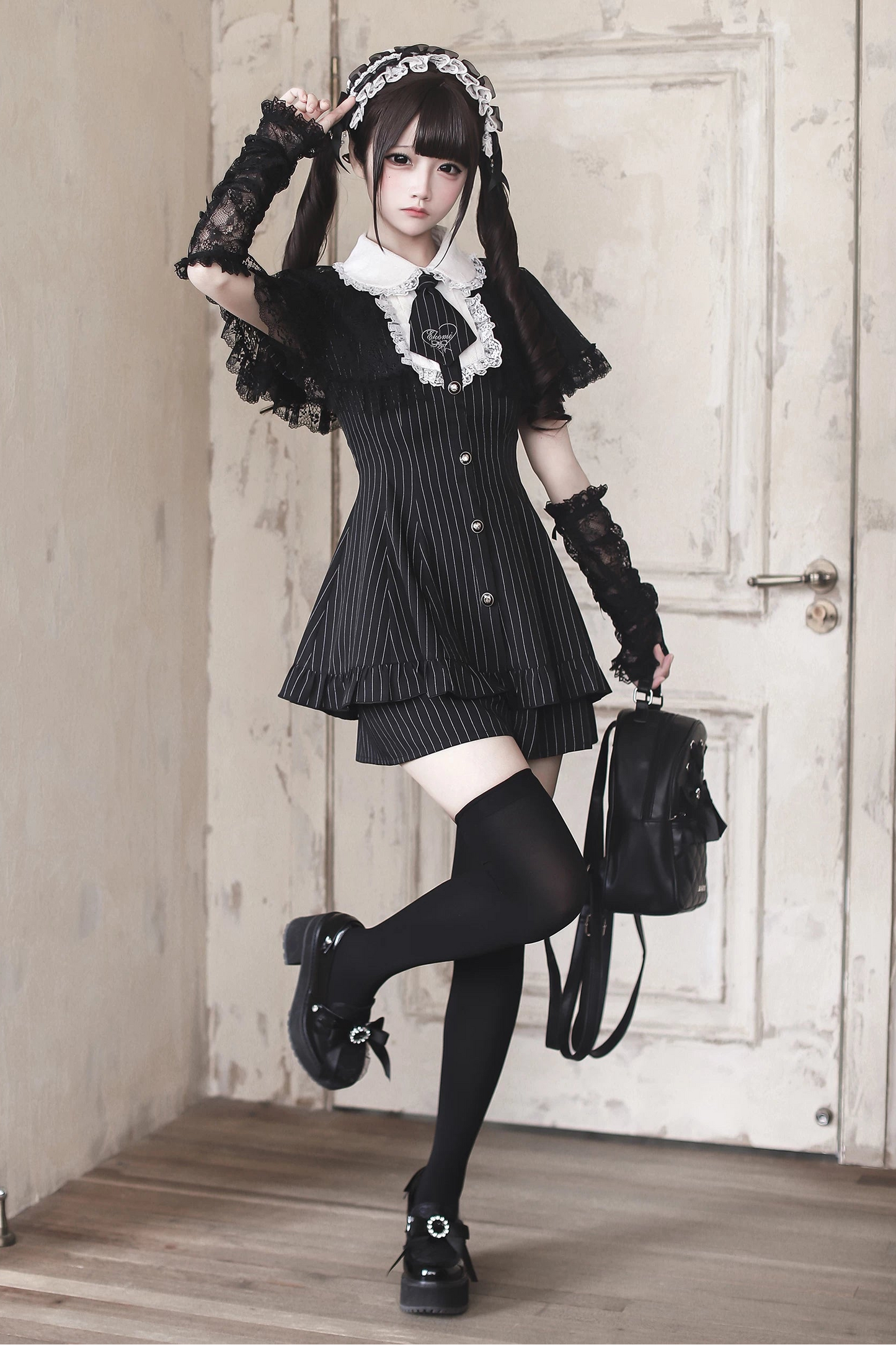 [Bestellfrist 15. Mai] Schwarzer Nadelstreifen-Spitzen-Umhang-Design-Stehkragen-Kleid-Anzug-Komplett-Ensemble + Accessoires