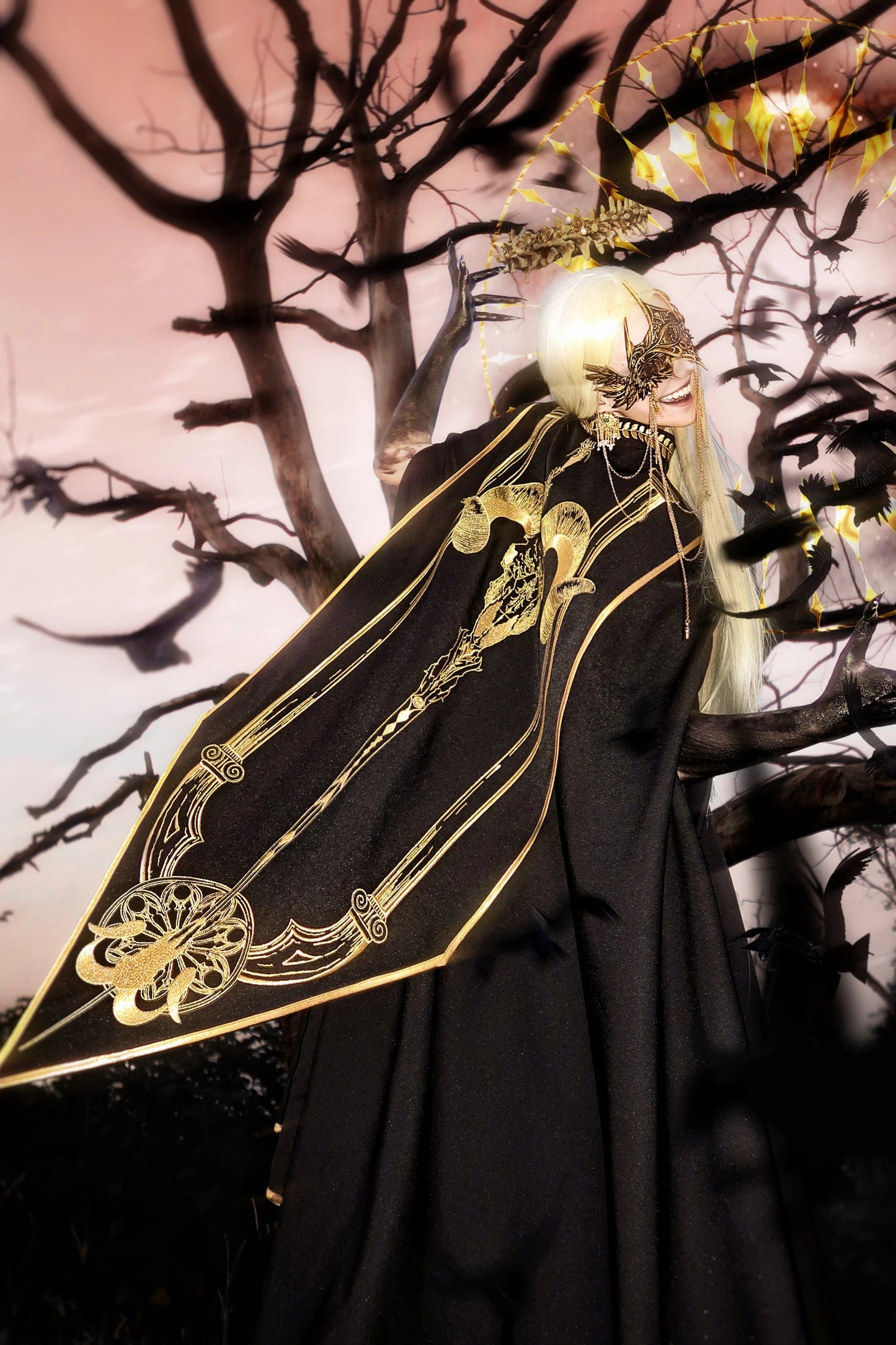 [Reservierungsschluss 13. September] Schwarz-goldener Gothic-Prinzen-Cape-Mantel mit königlicher Stickerei – 2 Stoffoptionen