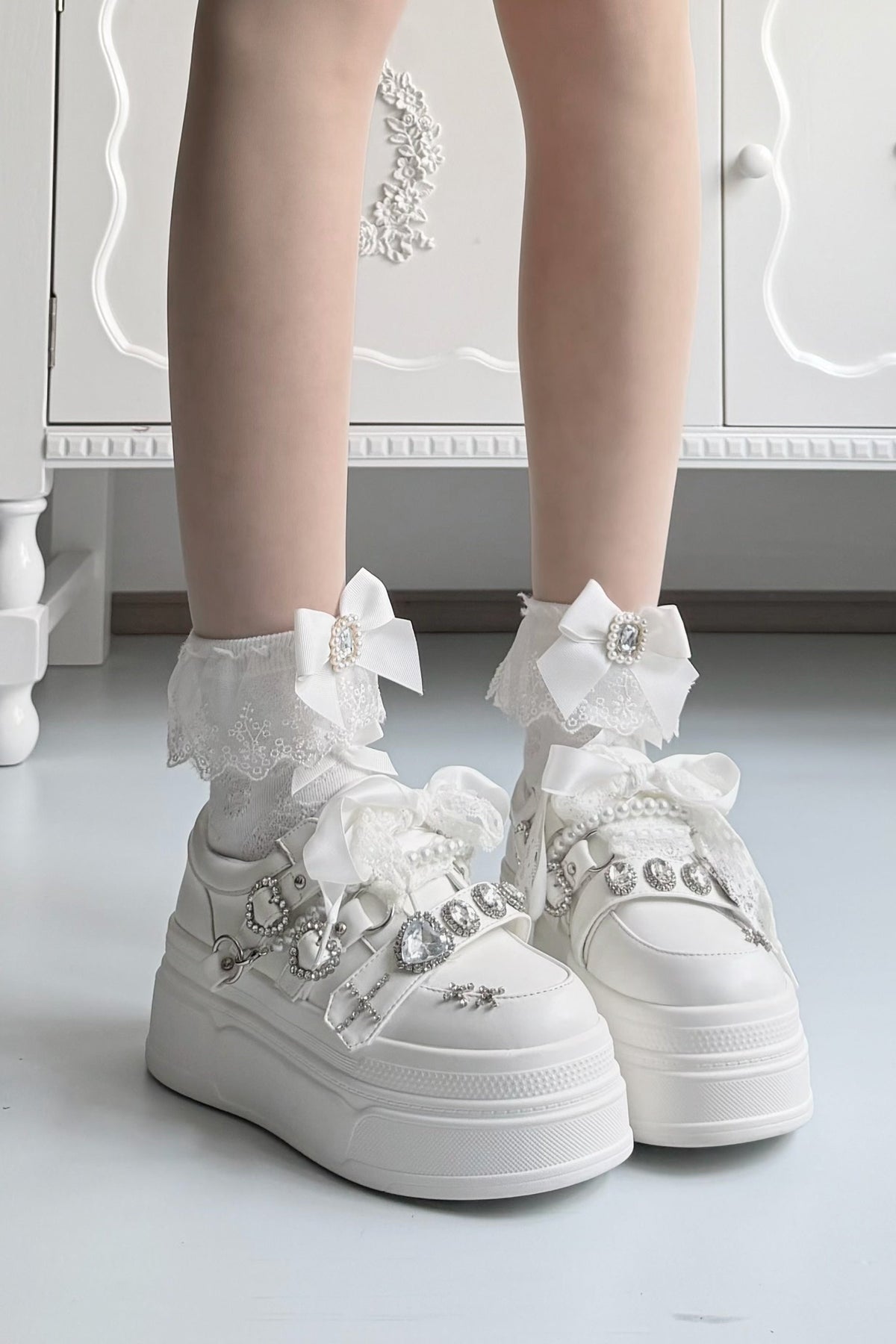 【10月6日予約締切】White/Pink/Black Rhinestone Buckle Lace Cross Charm Ribbon Chunky Sneakers