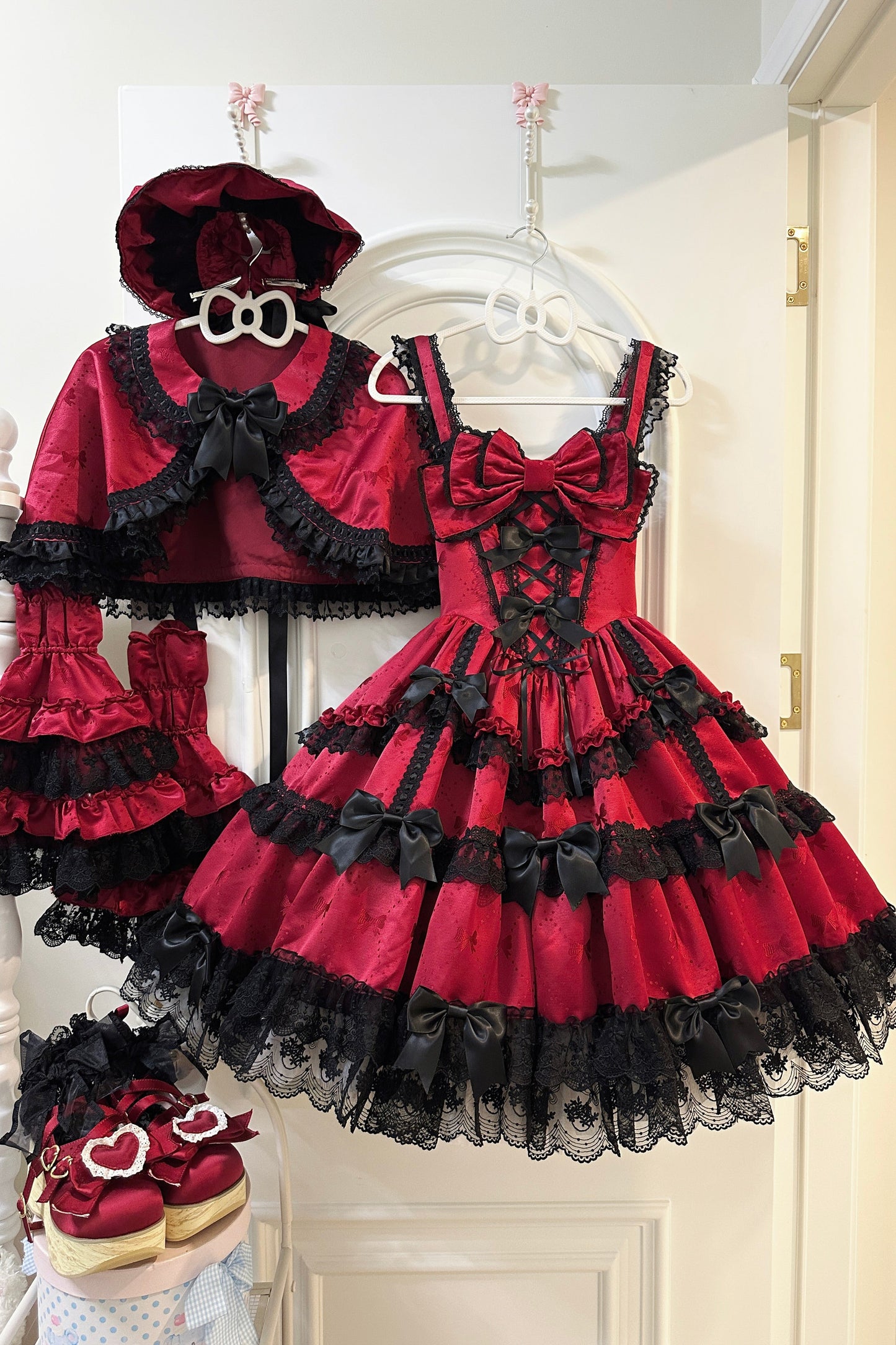 [Scadenza prenotazione 13 febbraio] Set abito con mantello rosso e nero