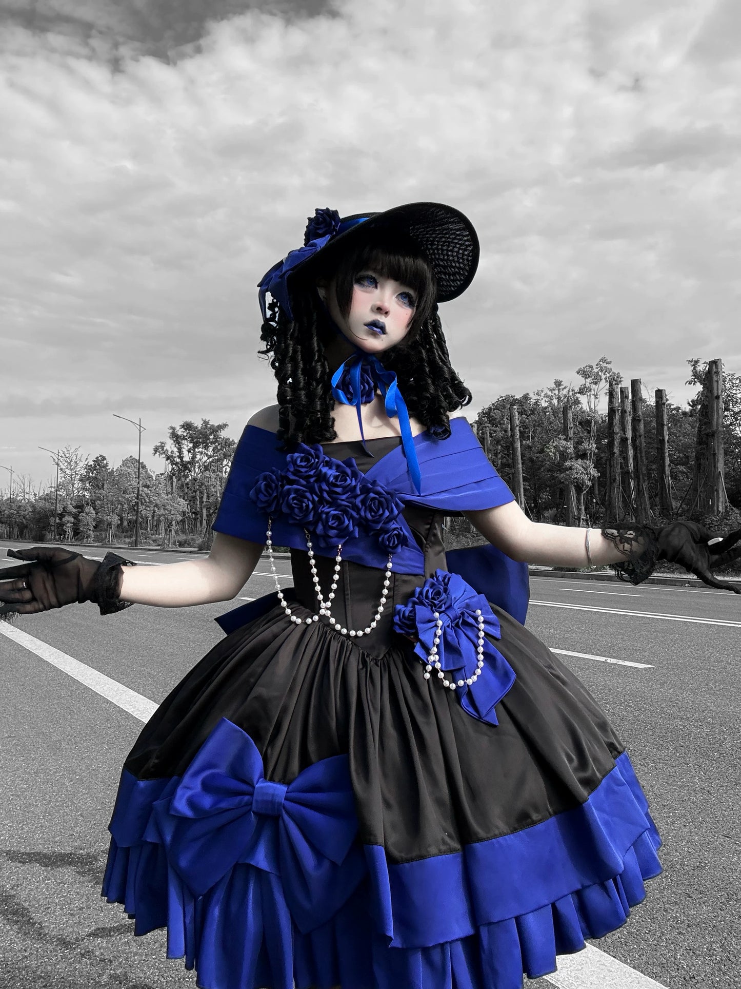 [Vorbestellfrist: 28. Juni] Blau-schwarzes Prinzessinnen-Lolita-Kleid mit Rosenband und freien Schultern + Komplettset + Accessoires (Hut Choker)