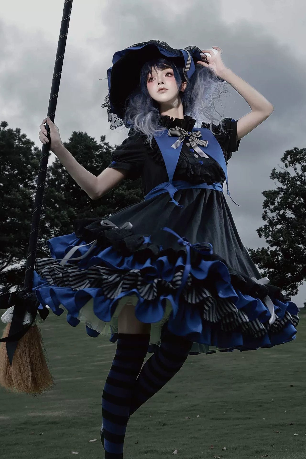 【8月29日予約締切】White x Burgundy / Blue x Black Gothic Doll Lolita Witch Asymmetrical Ruffle Dress Full Set （with Pointed Collar + Bow Tie + Waist Belt）