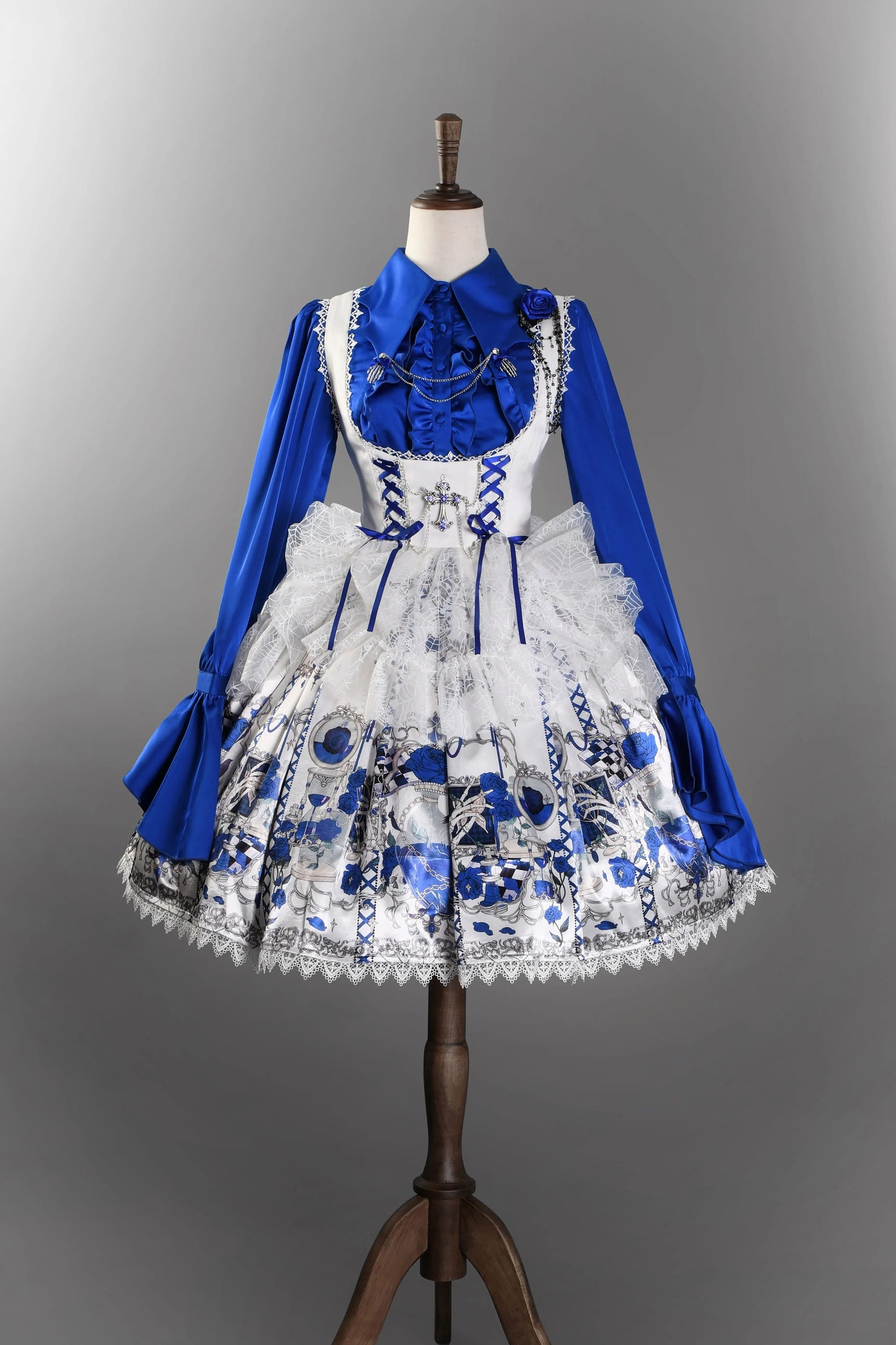 [Reservierungsschluss am 26. Juni] Blau/Schwarz/Grau/Grün/Lila/Weiß Gothic-Lolita-Hemd mit Fledermausflügel-Kragen und eleganten Rüschen-Flare-Ärmeln