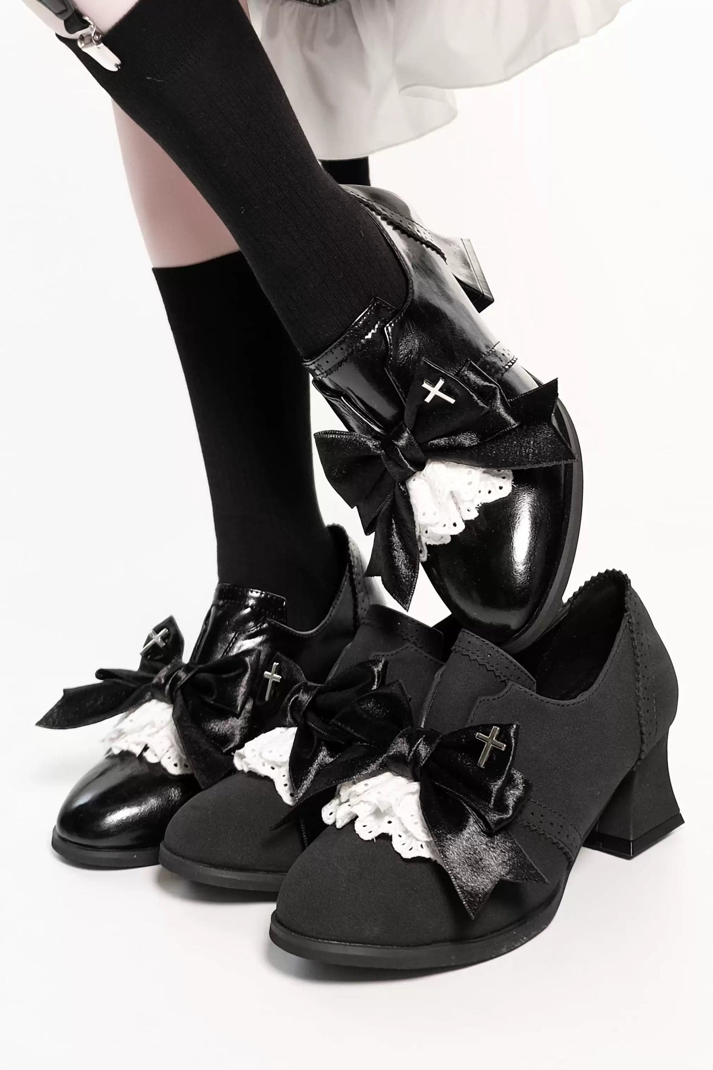 [Reservierungsschluss 25. Juli] Schwarze/dunkel-schwarze Wildleder-Schuhe im Dark-Gothic-Stil mit Kreuzmotiv, Schleife und Spitze